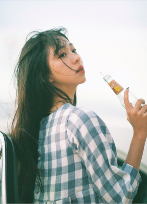 日系蓝格子长裙文艺美少女图片 清纯美女图片 3