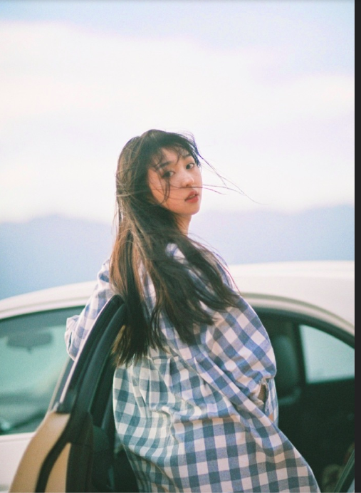 日系蓝格子长裙文艺美少女图片 清纯美女图片 4