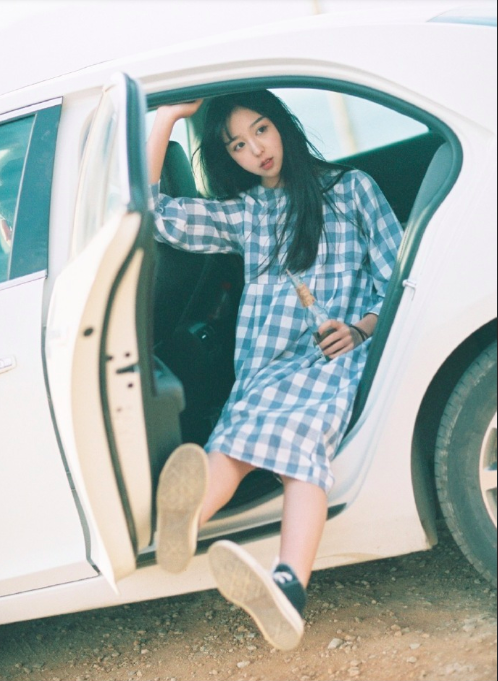 日系蓝格子长裙文艺美少女图片 清纯美女图片 5