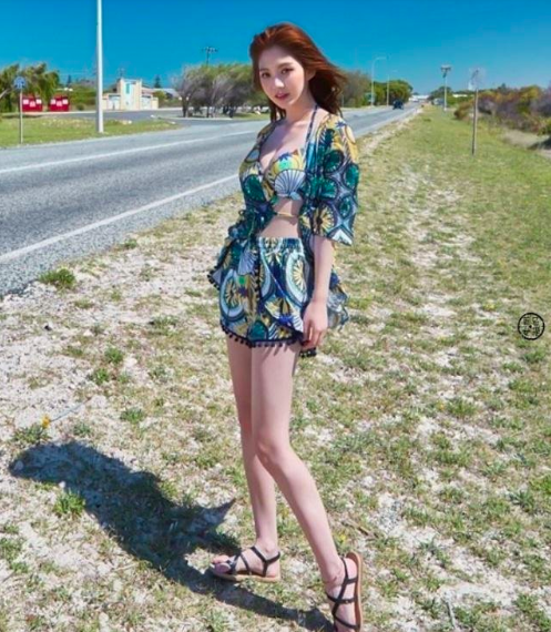度假风性感泳衣美女图片