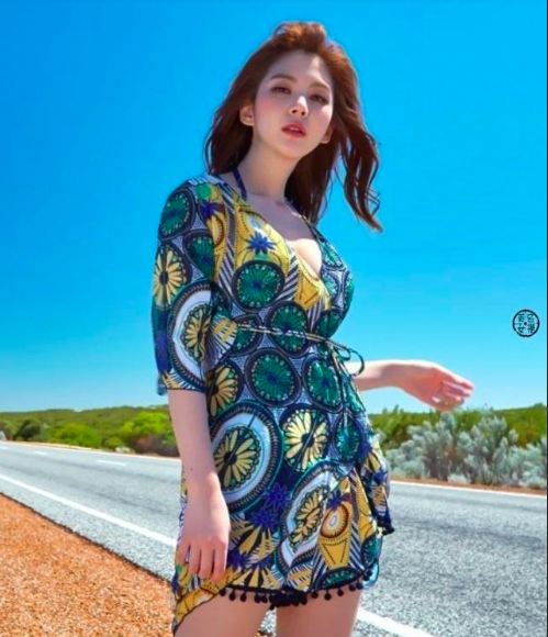 度假风性感泳衣美女图片 3