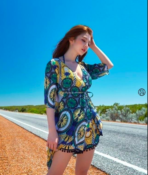度假风性感泳衣美女图片 6