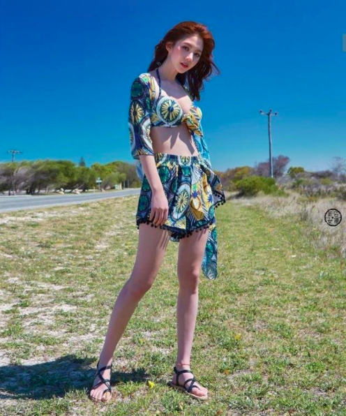 度假风性感泳衣美女图片 8