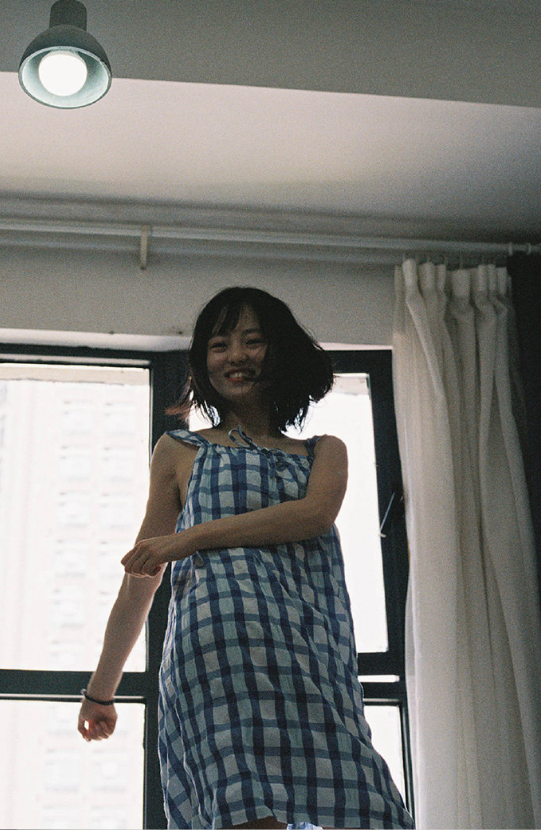 格子裙清纯美女纯白图片 4
