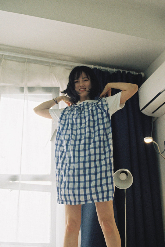 格子裙清纯美女纯白图片 13