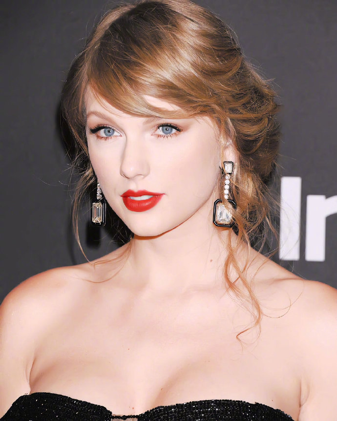 美国美女图片 女歌手Taylor Swift性感黑裙搭配红唇 9