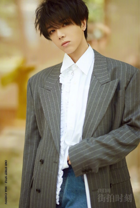 内地男明星动漫男生华晨宇条纹衫毛衣写真图片 4