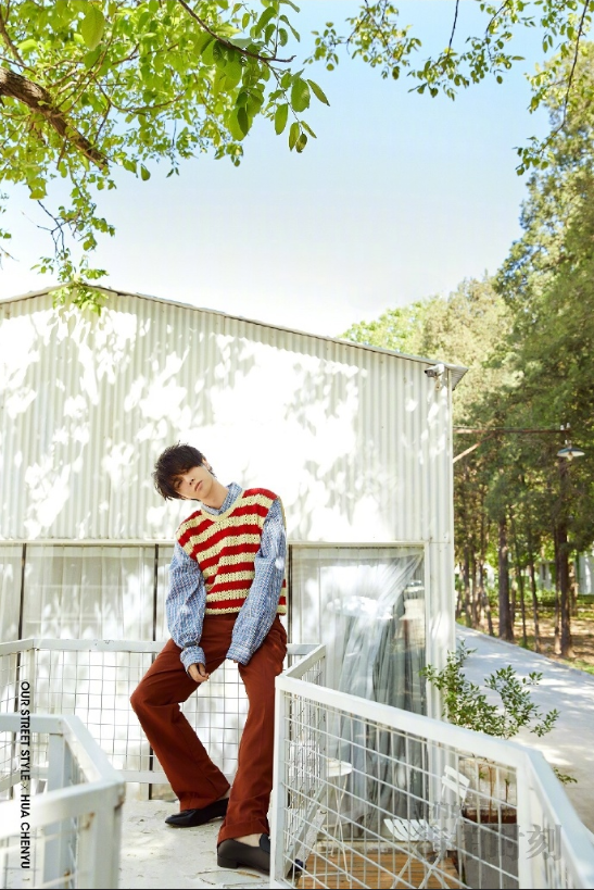 内地男明星动漫男生华晨宇条纹衫毛衣写真图片 9
