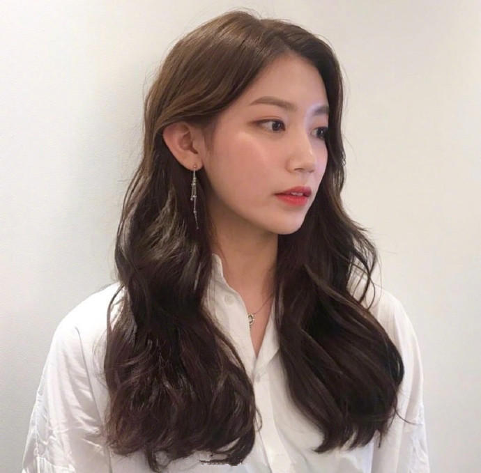 气质美女图片 韩系温柔感卷发发型图片