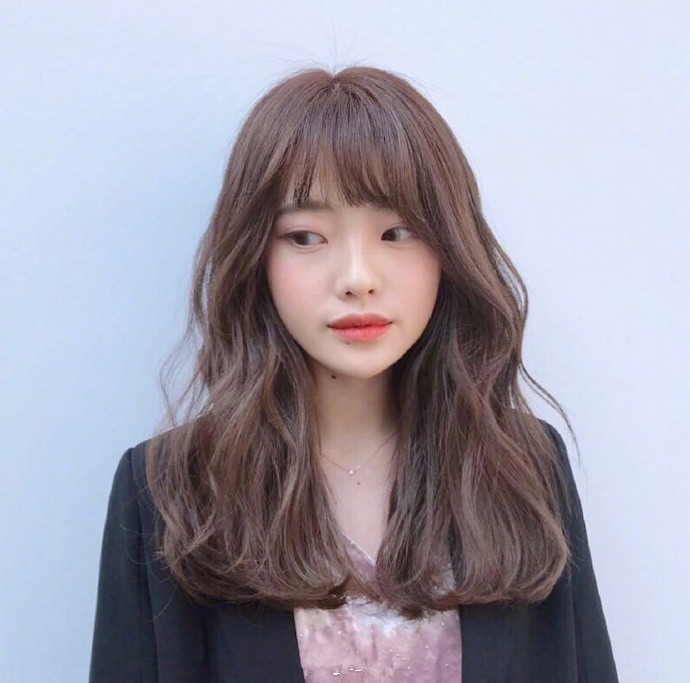 气质美女图片 韩系温柔感卷发发型图片 2