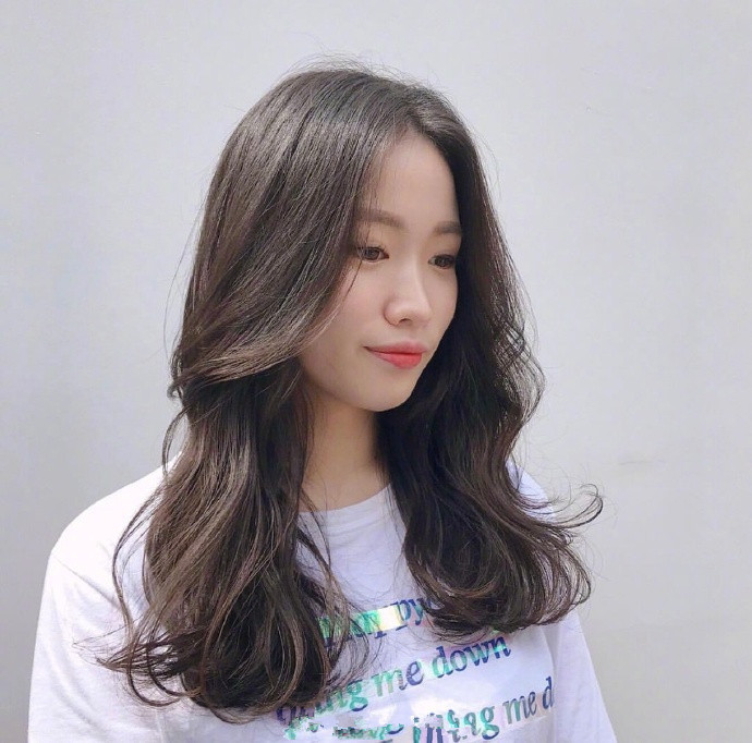 气质美女图片 韩系温柔感卷发发型图片 4