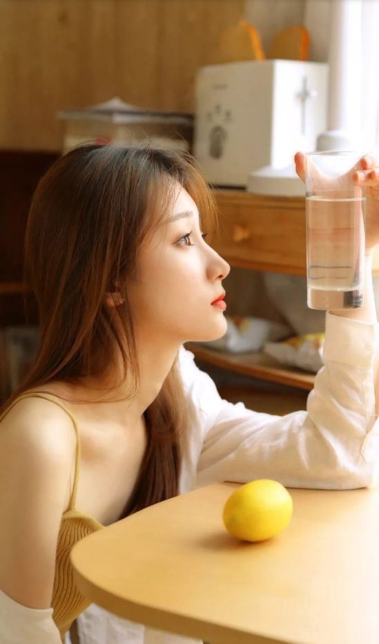 棕色发丝宅男女神图片 清纯美女图片 6
