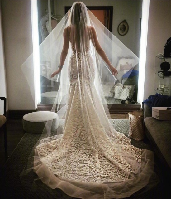 美不胜收的露背大拖尾婚纱图片 3