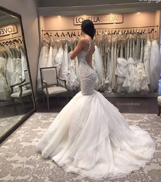 美不胜收的露背大拖尾婚纱图片 8