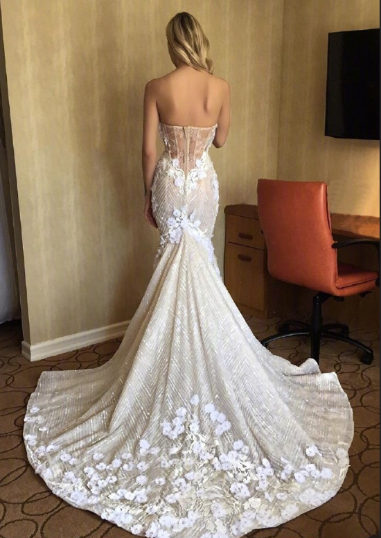 美不胜收的露背大拖尾婚纱图片 13