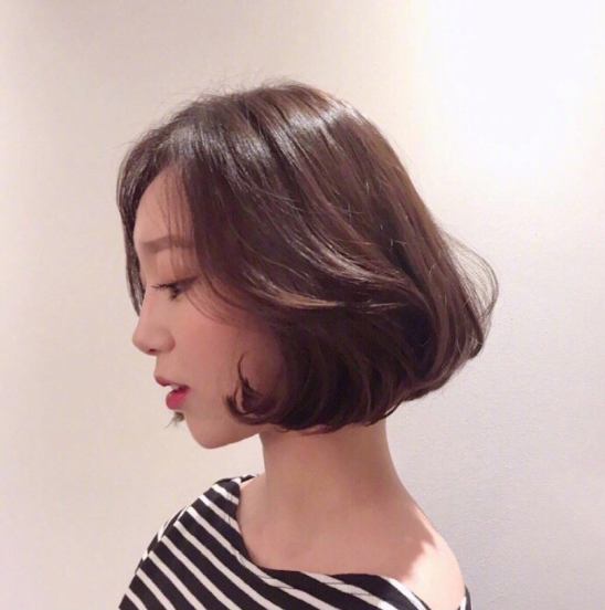 深色系韩式气质美女温柔发型图片