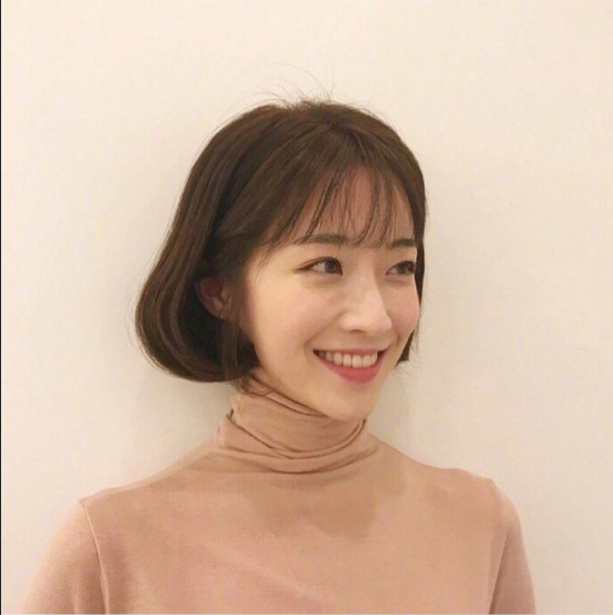 深色系韩式气质美女温柔发型图片 3