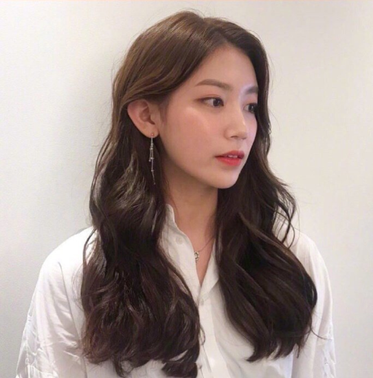 深色系韩式气质美女温柔发型图片 4