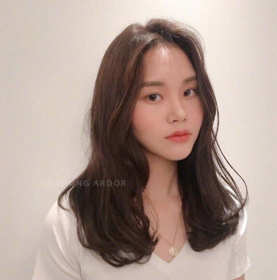 深色系韩式气质美女温柔发型图片 5
