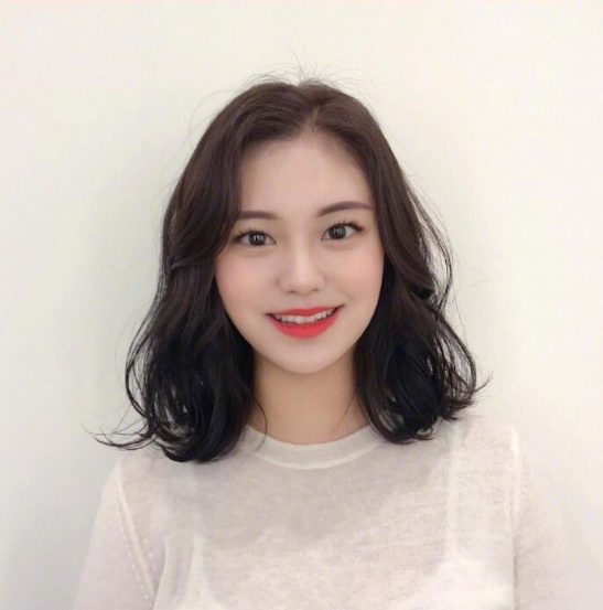 深色系韩式气质美女温柔发型图片 12