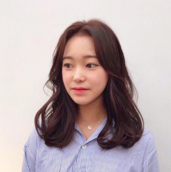 深色系韩式气质美女温柔发型图片 15