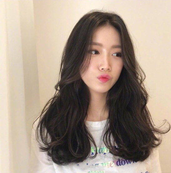 深色系韩式气质美女温柔发型图片 18