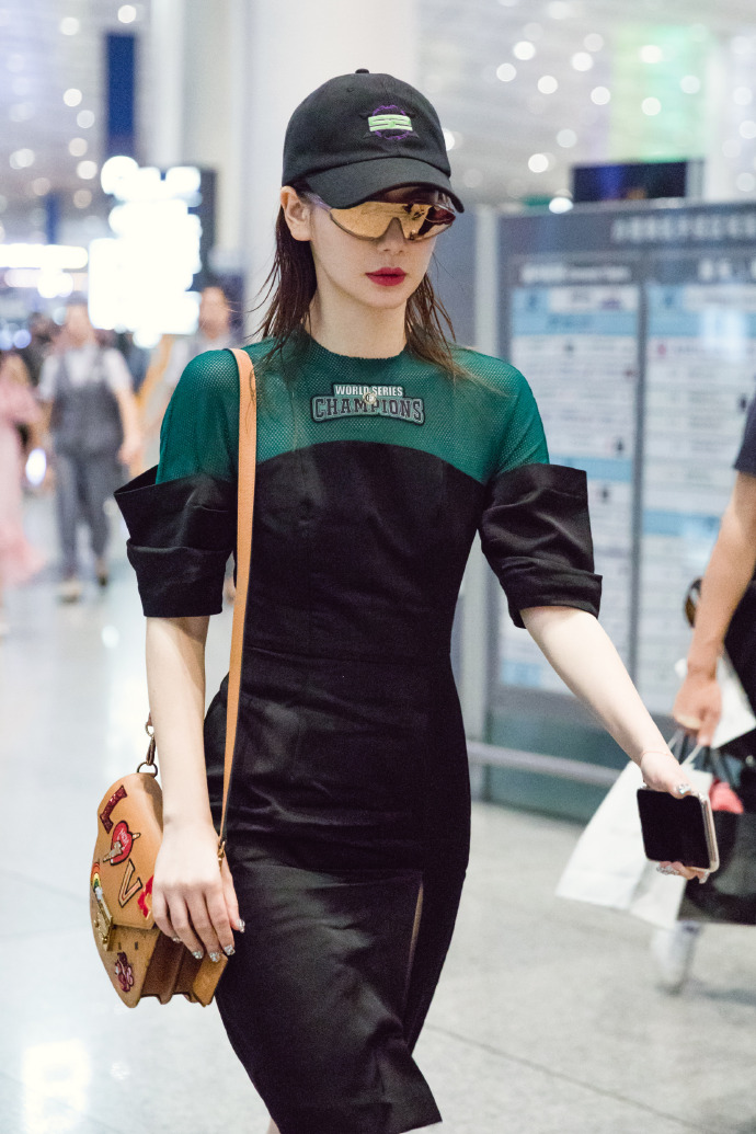 四川美女明星戚薇机场时尚图片 3