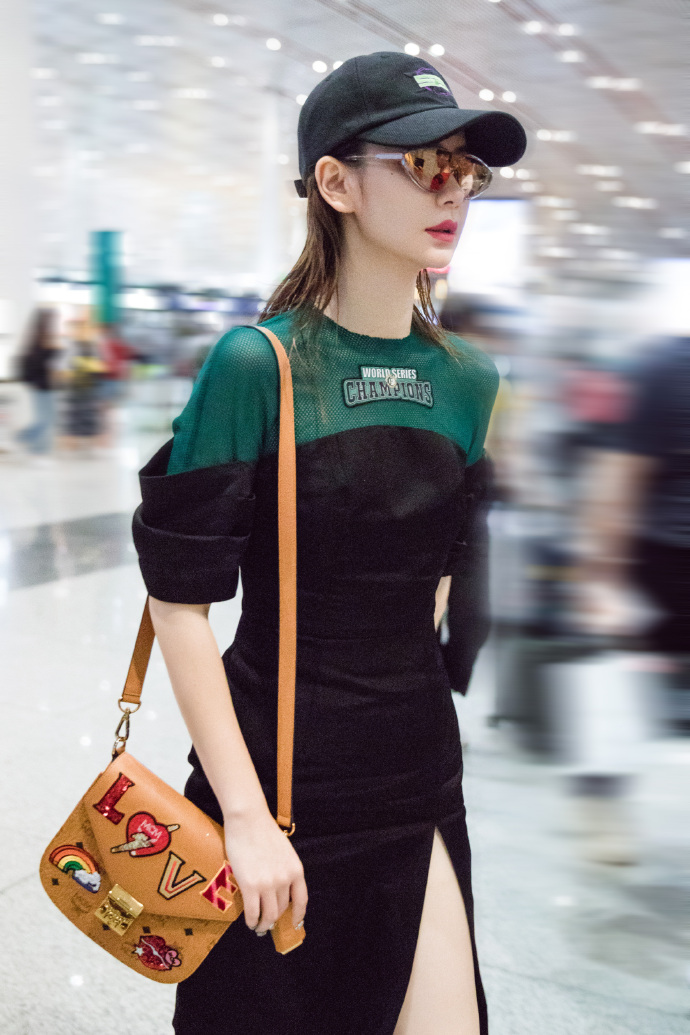 四川美女明星戚薇机场时尚图片 4