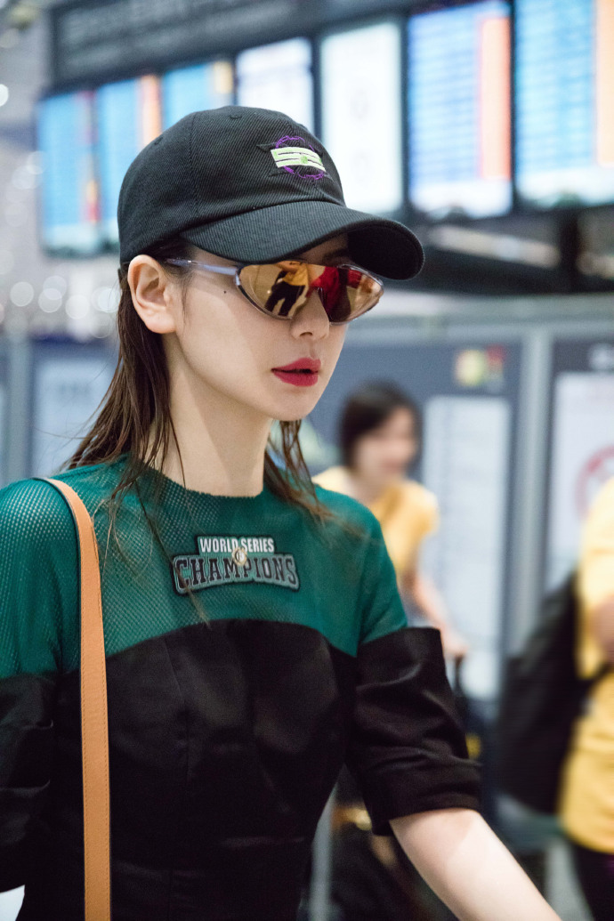 四川美女明星戚薇机场时尚图片 5