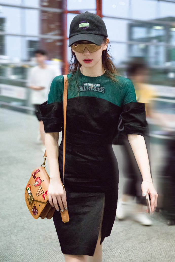 四川美女明星戚薇机场时尚图片 6