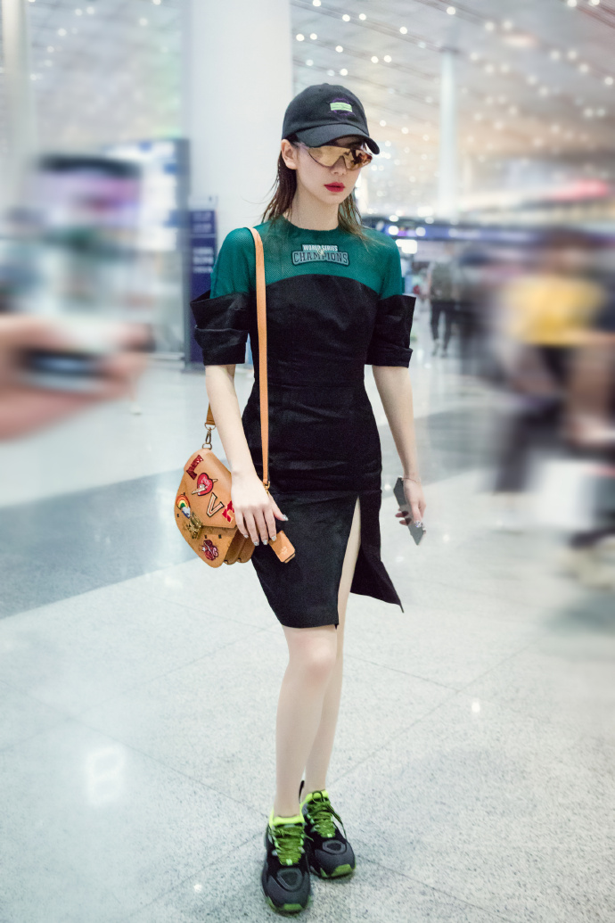 四川美女明星戚薇机场时尚图片 7