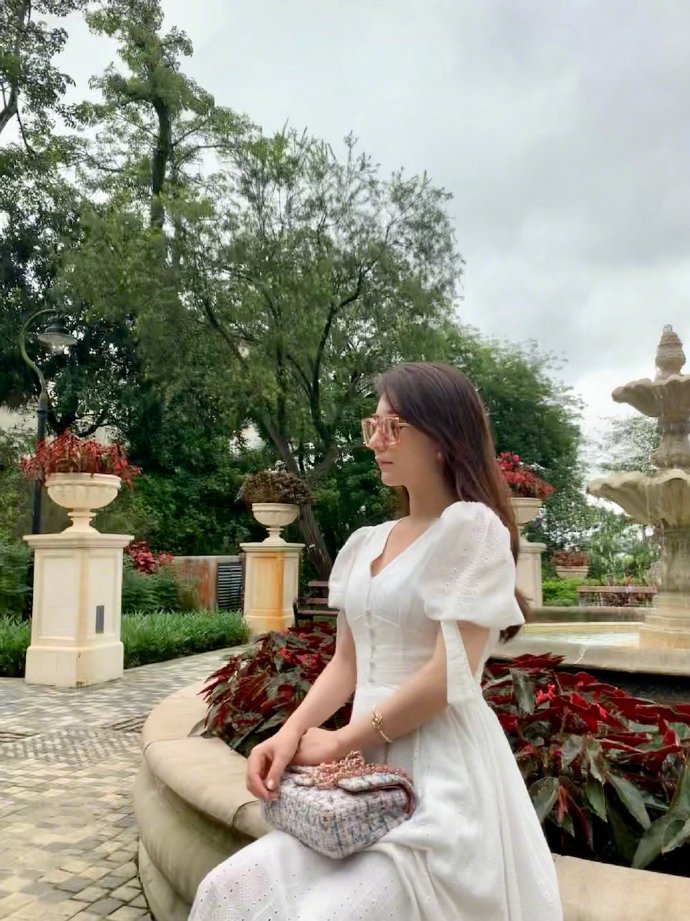 安徽美女图片 天王嫂方媛白色V领长裙名媛范图片 2
