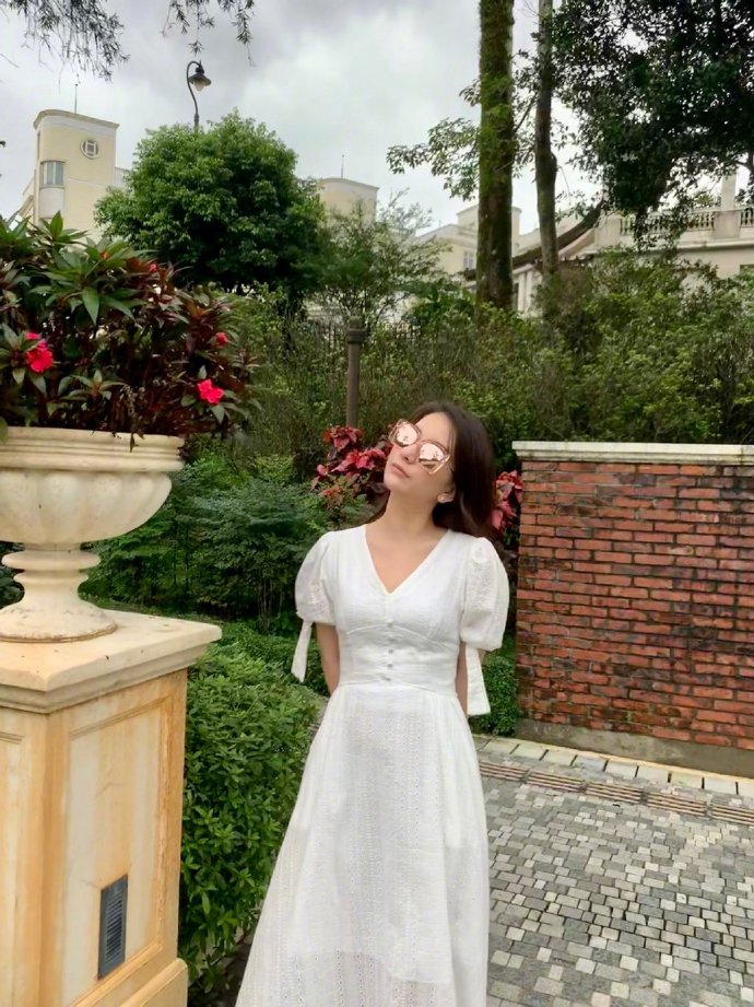 安徽美女图片 天王嫂方媛白色V领长裙名媛范图片 3