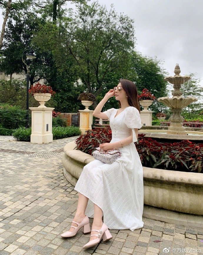 安徽美女图片 天王嫂方媛白色V领长裙名媛范图片 4