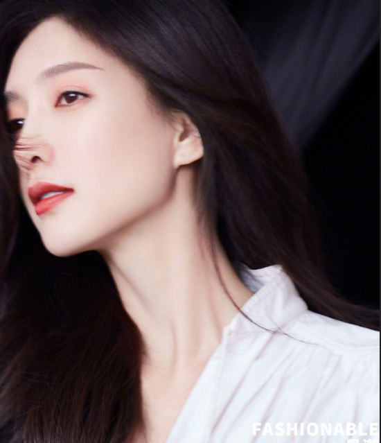 中国美女图片 天鹅颈美女明星江疏影出镜纯白系 2