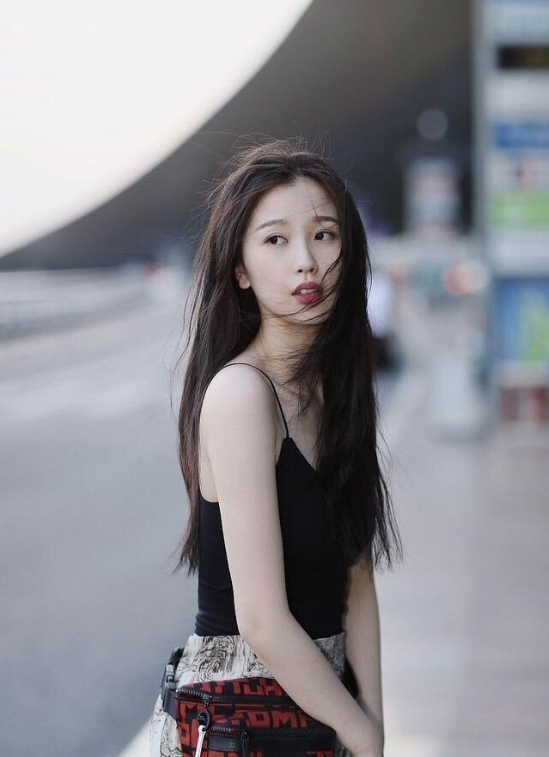 黑色吊带美女图片 时尚美女街拍图片 2