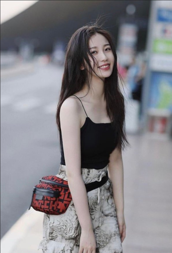 黑色吊带美女图片 时尚美女街拍图片 3