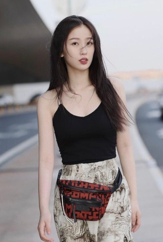 黑色吊带美女图片 时尚美女街拍图片 4