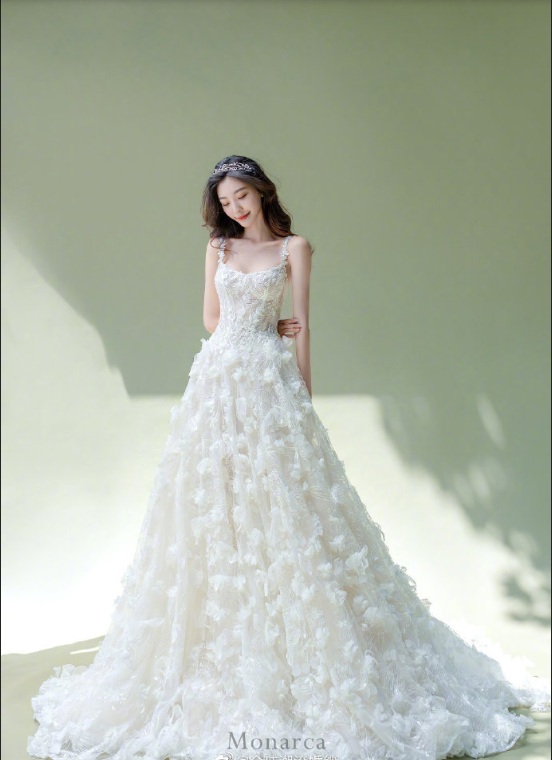 甜美美女图片 Galia Lahav花瓣雨婚纱图片