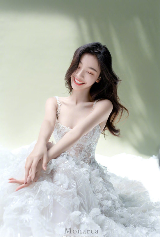 甜美美女图片 Galia Lahav花瓣雨婚纱图片 2