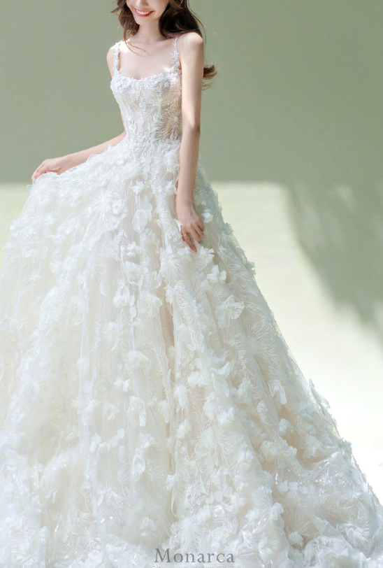 甜美美女图片 Galia Lahav花瓣雨婚纱图片 4