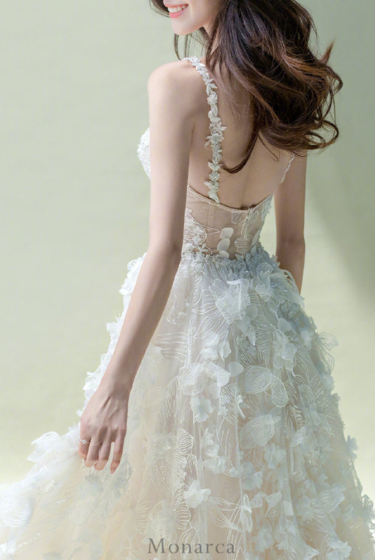 甜美美女图片 Galia Lahav花瓣雨婚纱图片 5
