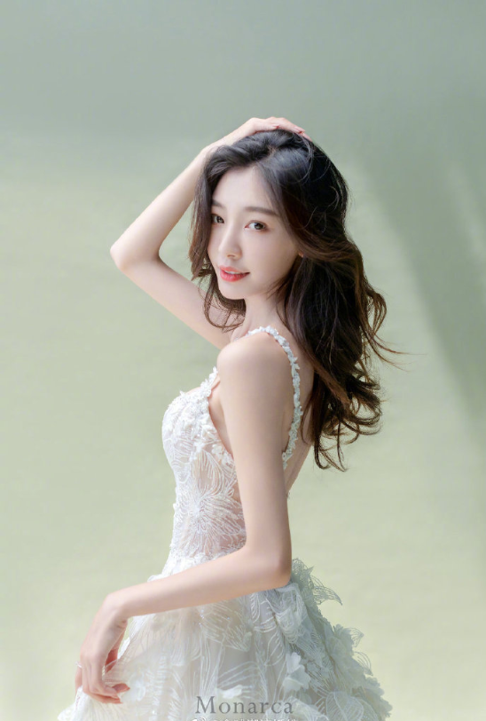 甜美美女图片 Galia Lahav花瓣雨婚纱图片 7