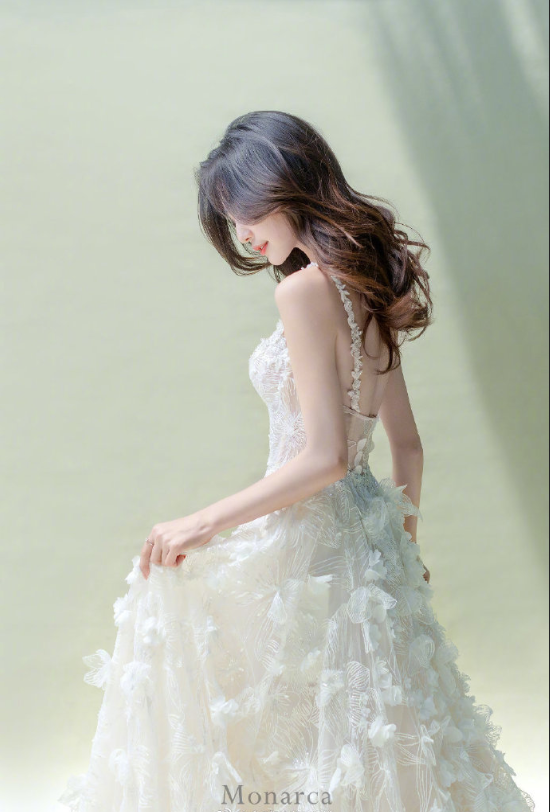 甜美美女图片 Galia Lahav花瓣雨婚纱图片 8