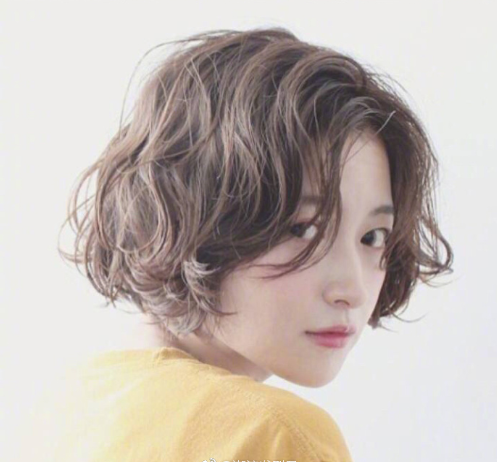 夏日美女显瘦短发发型图片 8