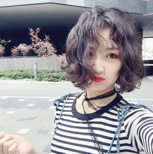 夏日美女显瘦短发发型图片 11