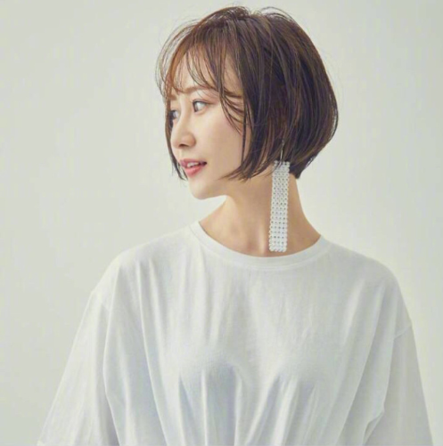 夏日美女显瘦短发发型图片 12