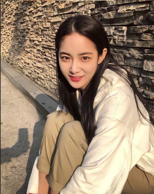 韩国美女图片 洪秀珠白色帽衫街拍图片 2