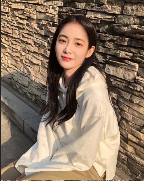 韩国美女图片 洪秀珠白色帽衫街拍图片 3