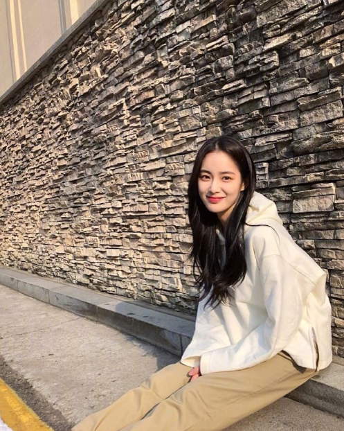 韩国美女图片 洪秀珠白色帽衫街拍图片 5